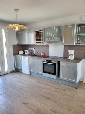 Fridge, microwave, oven, stovetop - Holiday Home 'Gîte Cadet Rousselle' with Private Terrace, Private Garden and Wi-Fi (Lessay)