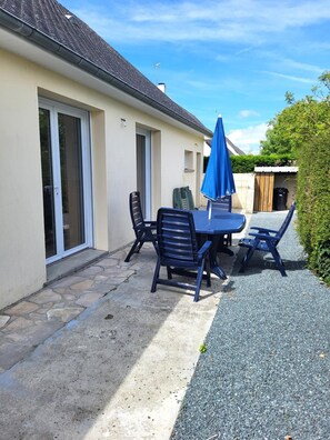 Outdoor dining - Holiday Home 'Gîte Cadet Rousselle' with Private Terrace, Private Garden and Wi-Fi (Lessay)