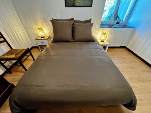 3 habitaciones, escritorio y tabla de planchar con plancha 
