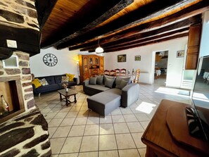 TV, fireplace, books, stereo - Maison en Brocéliande: nature & moments to share (Muel)