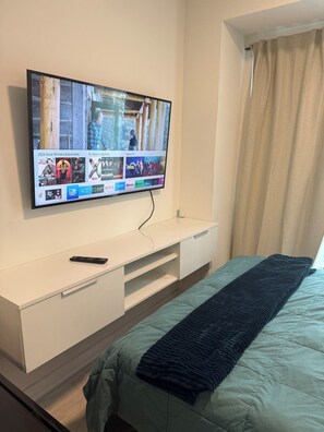WiFi, bed sheets - Havilah’s place for comfort and peace stay. Close to Donmil mall and recreation. (Toronto)
