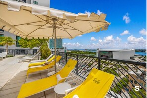 Terrace/patio - Stylish 1-BD Condo - City Views (Miami)