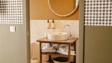 Superior Room - Port View with Balcony | Bilik Mandi