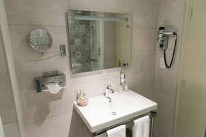 Habitación estándar | Ropa de cama de alta calidad, caja fuerte, cortinas opacas