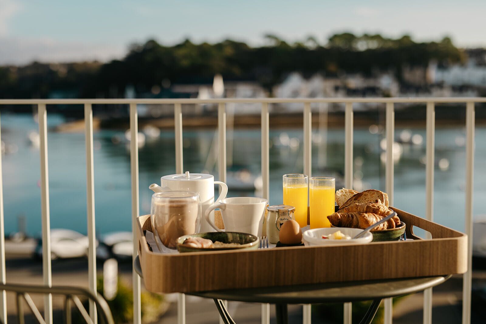 Superior Room - Port View with Balcony | Tempat makan luar