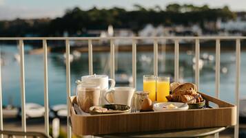 Superior Room - Port View with Balcony | Tempat makan luar