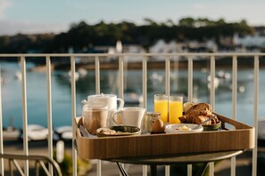 Superior Double Room, Balcony, Sea View | Outdoor dining - Maison Le Goyen (Audierne)