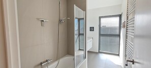 Dusche, Haartrockner, Handtücher, Shampoo