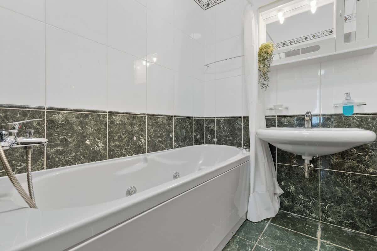 Douche, sèche-cheveux, serviettes fournies, shampoing