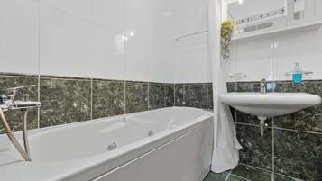 Douche, sĂšche-cheveux, serviettes fournies, shampoing