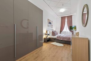 Een strijkplank/strijkijzer, wifi, beddengoed