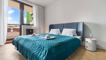 Desk, iron/ironing board, WiFi, bed sheets