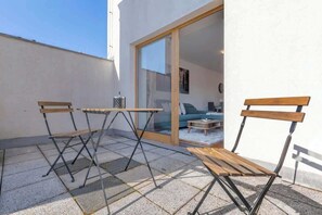 Outdoor dining - Urban Elegance Retreat (Bratislava - Old Town)