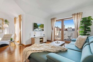 TV, offices - Urban Elegance Retreat (Bratislava - Old Town)