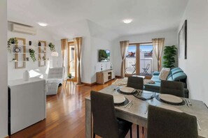 TV, offices - Urban Elegance Retreat (Bratislava - Old Town)
