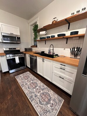 Private kitchen - Historic 1-bedroom apartment with fenced backyard, in vibrant St. Louis! (St. Louis)