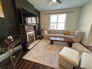 Living area - Historic 1-bedroom apartment with fenced backyard, in vibrant St. Louis! (St. Louis)