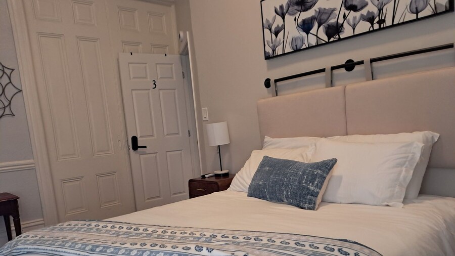 GORGEOUS 3 BEDROOM IN DOWNTOWN