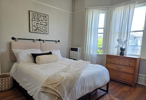 GORGEOUS 3 BEDROOM IN DOWNTOWN 