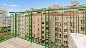 En flervåningsbostadsbyggnad med ett rutmönstrat yttre.
