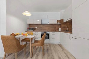 Fridge, microwave, oven, stovetop - Be a Neighbour to the President (Bratislava - Old Town)