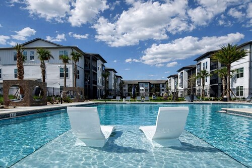 Cozy Lux King Bed Apartment with Pool Gym Pickle Ball EV Charger and more