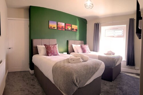 4 Bed • Parking • Near M4 • Ideal for Workers