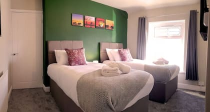 4 Bed • Parking • Near M4 • Ideal for Workers