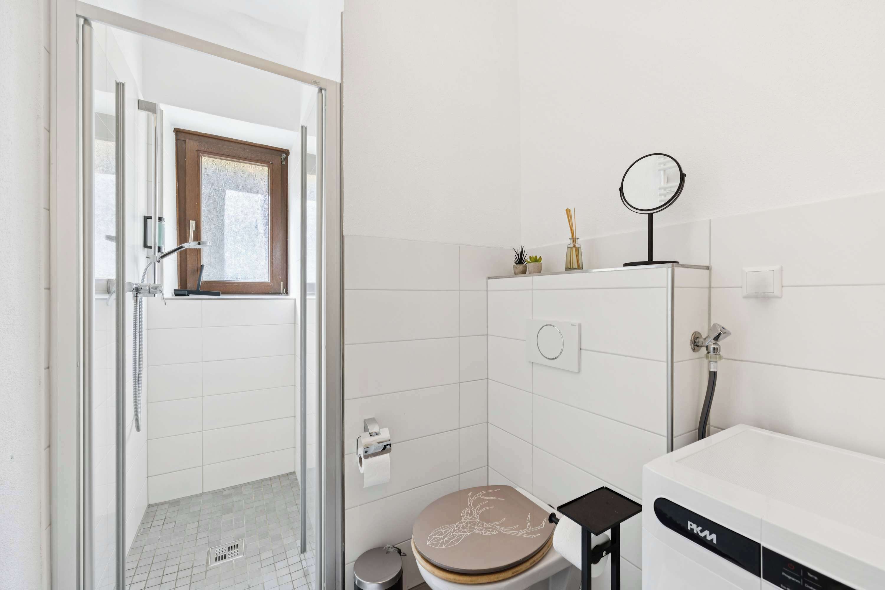 Une salle de bain avec une douche, des toilettes et une baignoire.