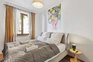 Schreibtisch, Bügeleisen/Bügelbrett, Reisekinderbett, WLAN