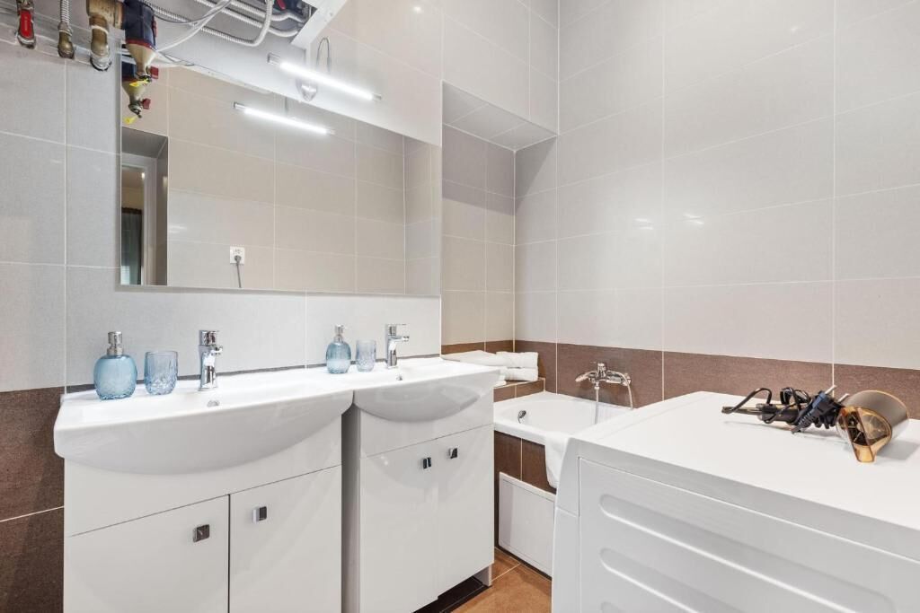 Shower, hair dryer, towels, shampoo