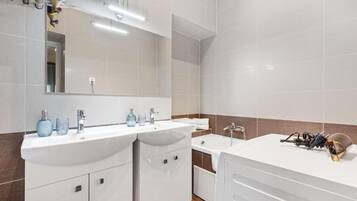 Shower, hair dryer, towels, shampoo