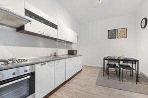 Fridge, microwave, oven, stovetop - City Center Suite Modern (Bratislava - Old Town)