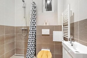 Shower, hair dryer, towels, shampoo - City Center Suite Modern (Bratislava - Old Town)