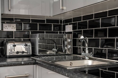 En-suite Flat • Kitchen • Quiet Near Shops & Bus