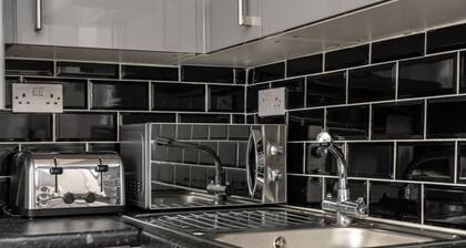 En-suite Flat • Kitchen • Quiet Near Shops & Bus