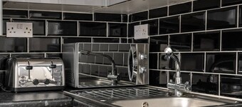 En-suite Flat • Kitchen • Quiet Near Shops & Bus