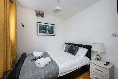 En-suite Flat • Kitchen • Quiet Near Shops & Bus