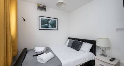 En-suite Flat • Kitchen • Quiet Near Shops & Bus