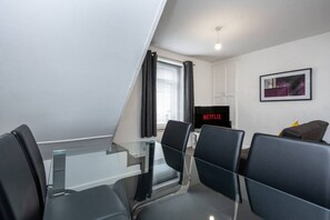 Dining - King•En-suite Flat•Kitchen•Quiet Near Shops & Bus (Swansea)