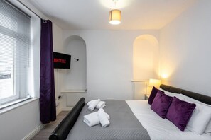 Tabla de planchar con plancha, cuna de viaje, wifi y ropa de cama
