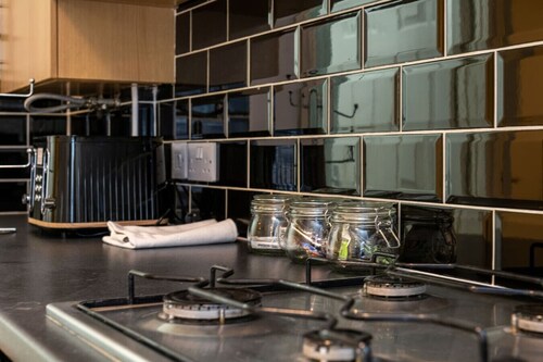 En-suite Flat • Kitchen • Quiet Near Shops & Bus