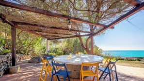 Outdoor dining - Villa Gilda - Five Bedroom Villa, Sleeps 10 (Torre Delle Stelle (Maracalagonis))