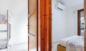 2 bedrooms, bed sheets - Casa Giacomo - Two Bedroom Apartment, Sleeps 4 (Villasimius)