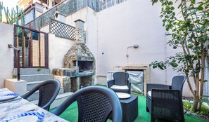 Outdoor dining - Casa Giacomo - Two Bedroom Apartment, Sleeps 4 (Villasimius)