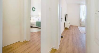 Lemon3: 1 Bedroom Apartment with Balcony