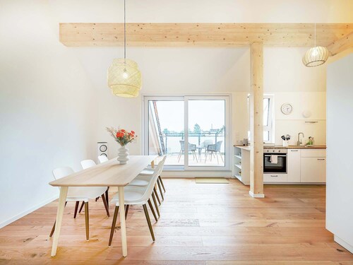 Lemon3: Rooftop Retreat – Bright & Stylish