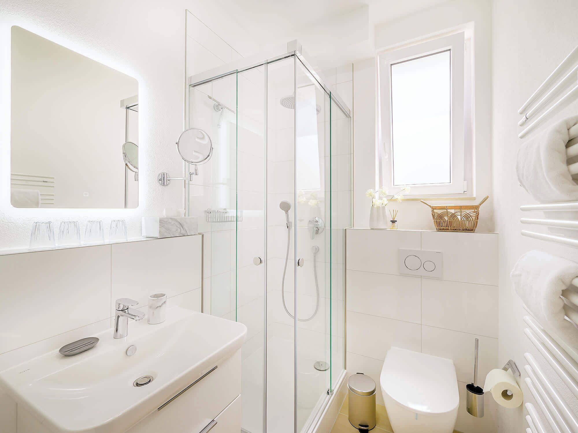 Douche, sèche-cheveux, serviettes fournies, shampoing