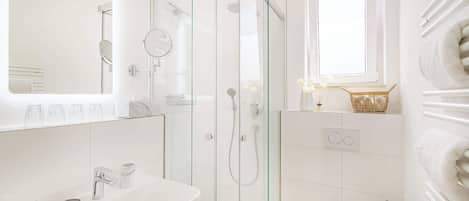 Shower, hair dryer, towels, shampoo