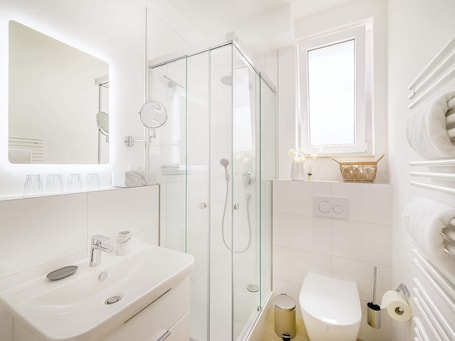 Shower, hair dryer, towels, shampoo. Lemon3: 2 Bedroom Apartment with Balcony